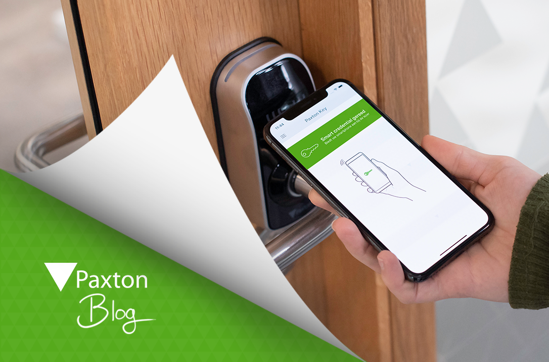 Persoon opent deur met smartphone via een app